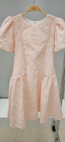 صورة فستان لحمي بنقشة الجاكار مزين بلؤلؤ